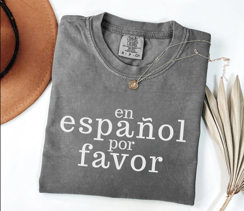 Wkrocz w dwujęzyczny klimat z koszulką premium „En Español Por Favor”.